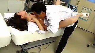 Japanische AV-Modell-Krankenschwester wird vom Arzt oral und in den Penis gefickt