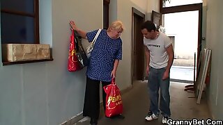 Il giovane ragazzo aiuta il vecchio nonna