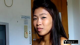 Прелепа Тајландски Девојка показује своје вештине задивљујуће пушење Курца