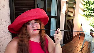 Augusta- một người hút thuốc nóng bỏng với người giữ rất lâu của cô ấy