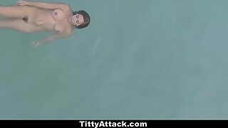 Teamskeet - smuk storbarmet brunette kneppet ved poolen