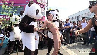 Atada em público. doces ou travessuras de pandas nus bem a tempo para o halloween