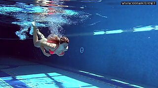 La famosa Maria Kalisy sta nuotando nuda per xxxwater