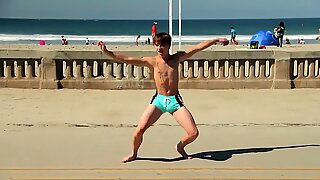 Twink dancing in the beach with speedo bulge / Novinho danç_ando sunga na praia
